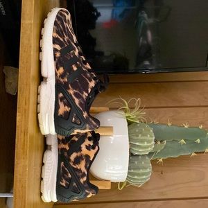 This is an adidas cheat print shoe they are a size 4 in women